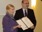 Dr Dejan Krnjaić uručuje dr Snežani Drašković