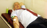 Predsednik Srbije Boris Tadić daje krv